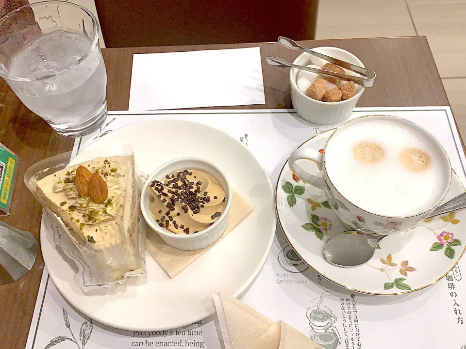 Snapdishの料理写真:カプチーノ☕️とほうじ茶シフォンケーキ🧁|yumyum😋さん