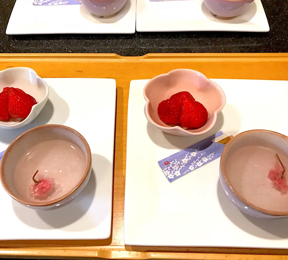 Snapdishの料理写真:いちごと桜茶でおもてなし|シュトママさん