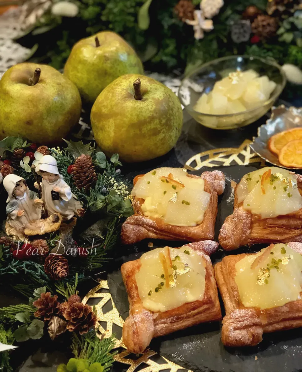 洋梨のカスタードデニッシュ🍐クリスマスバージョン🎄🤶　金箔も飾ってマダムとんちんさんからのクリスマスプレゼント🎁˚✧₊⁎❝᷀ົཽ≀ˍ̮ ❝᷀ົཽ⁎⁺˳✧༚|chiaki3（平川ちあき）さん