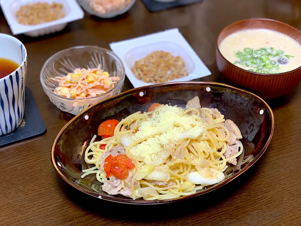 🌸 豚肉と白ネギとトマトのパスタ 🌸|たんちゃんさん