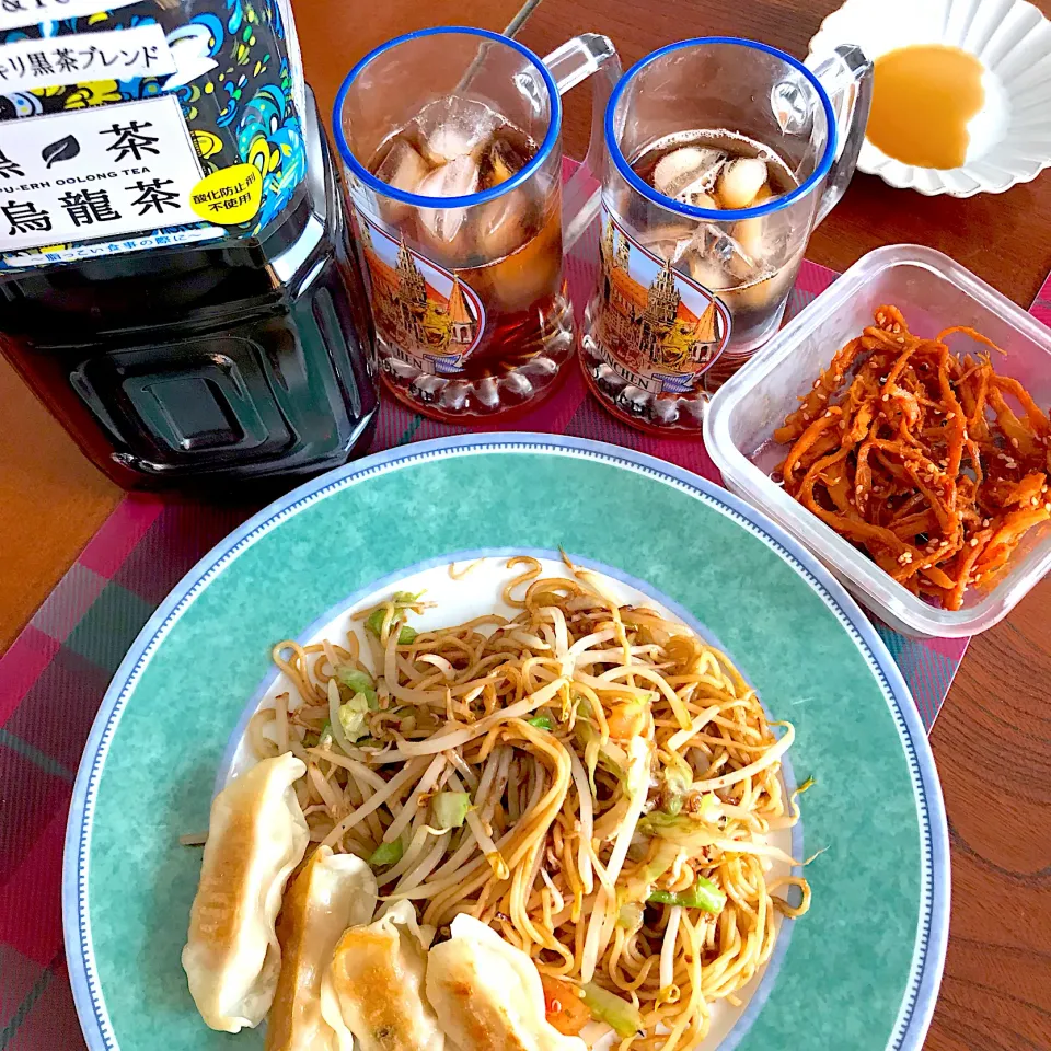 油こってり焼きそばと餃子に黒茶 烏龍茶|シュトママさん