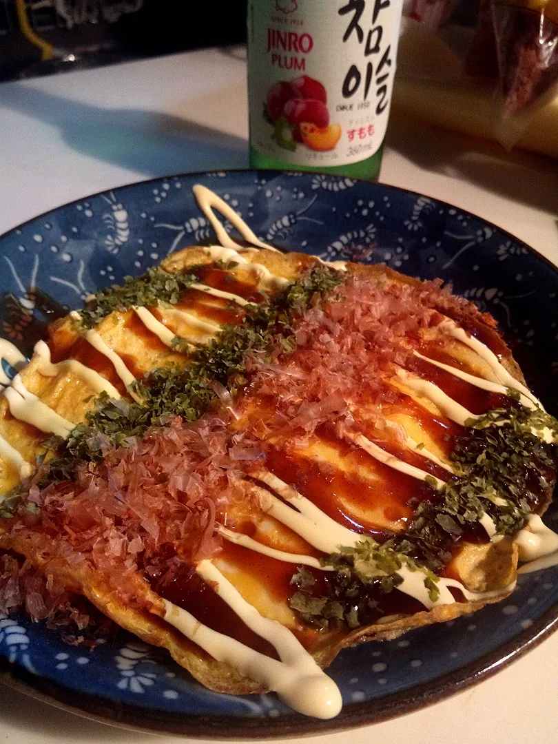 すりおろし芋 と千切りキャベツと トッポッキだけで 上にオムでのお好み焼きです〜🍻|Iningさん