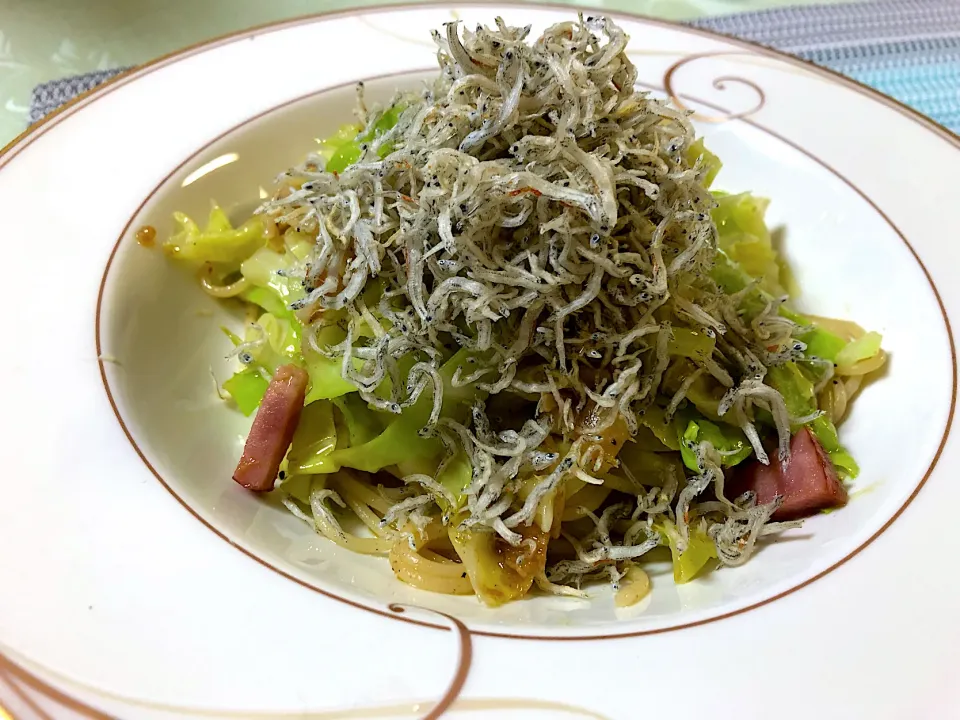 しらすとキャベツのペペロンチーノ🍝|ぽっちさん