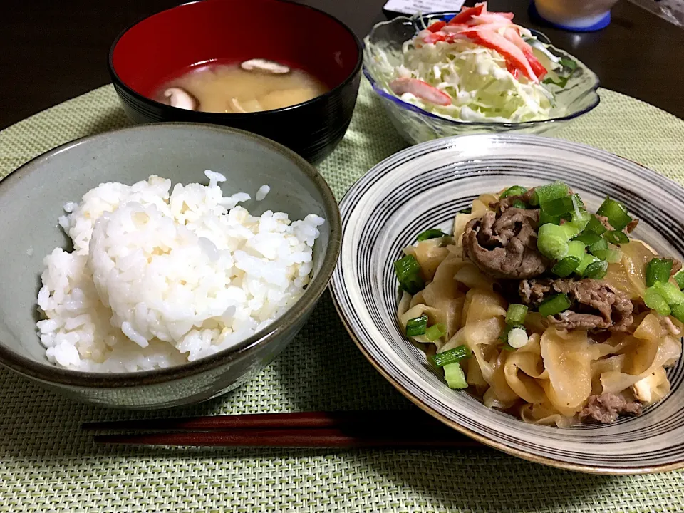 牛肉とピーラー大根の煮物、揚げの味噌汁、キャベツサラダ|ちぐあささん