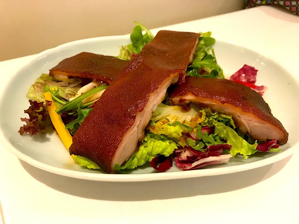 Crispy barbecued suckling piglet, salad|Sky Blueさん