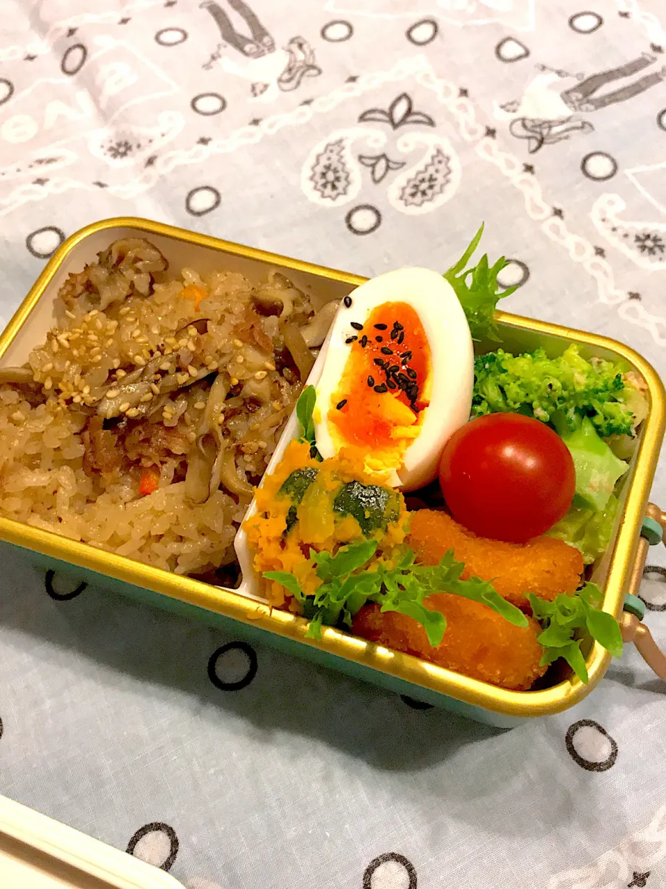 Snapdishの料理写真:2019.12.19 自分弁当～牛肉と舞茸の炊き込みご飯🎶|rinrin*mama*さん