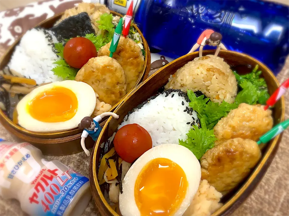 おにぎり🍙(鶏五目炊込み・梅ゴマ)&えのき🍄入り鶏つくね🐔&半熟味玉&自家製ツナと菜の花の無添加塩昆布和え&明太レモン🍋ポテサラ🥔&ひじき煮&わさび菜&プチトマト🍅の夫婦お弁当♪|桃実さん