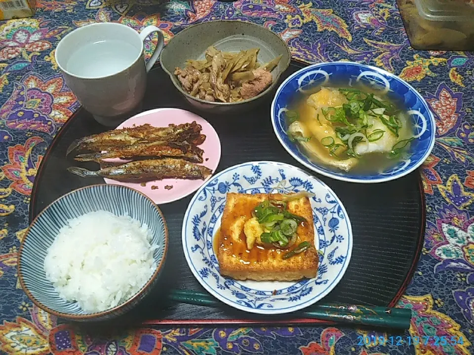 よねばーばの朝ごはん
ささがき牛蒡のきんぴら
焼き厚揚げ
あげとキャベツ、のスープ
ししゃも、
ご飯、白湯|yoneばーばさん