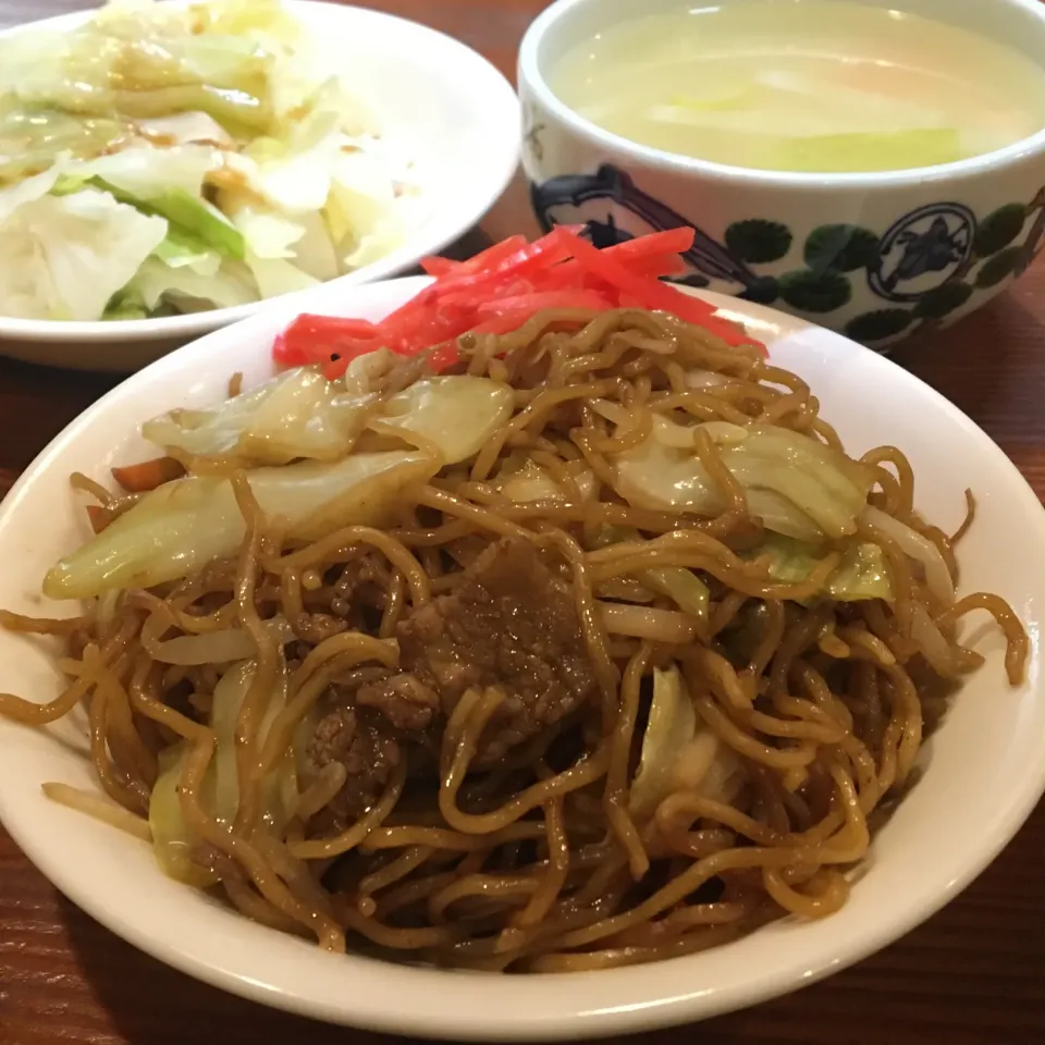 晩ごはん⭐️⭐️⭐️                                             焼きそば  茹でキャベツ  味噌汁|ぽんたさん