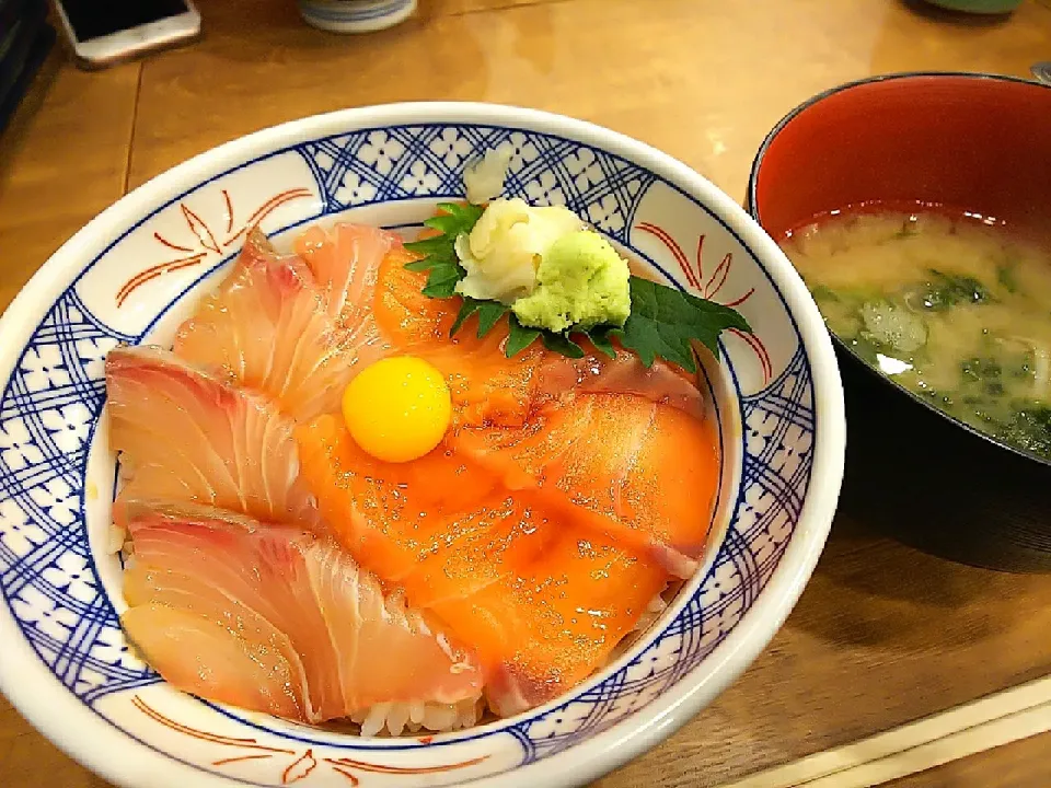 サーモンとカンパチの漬け丼
生海苔味噌汁

磯丸水産|∞aya∞さん