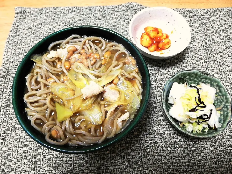 Snapdishの料理写真:納豆と豚肉のカレー南蛮そば、白菜の桜海老と塩昆布和え|こっちゃんさん