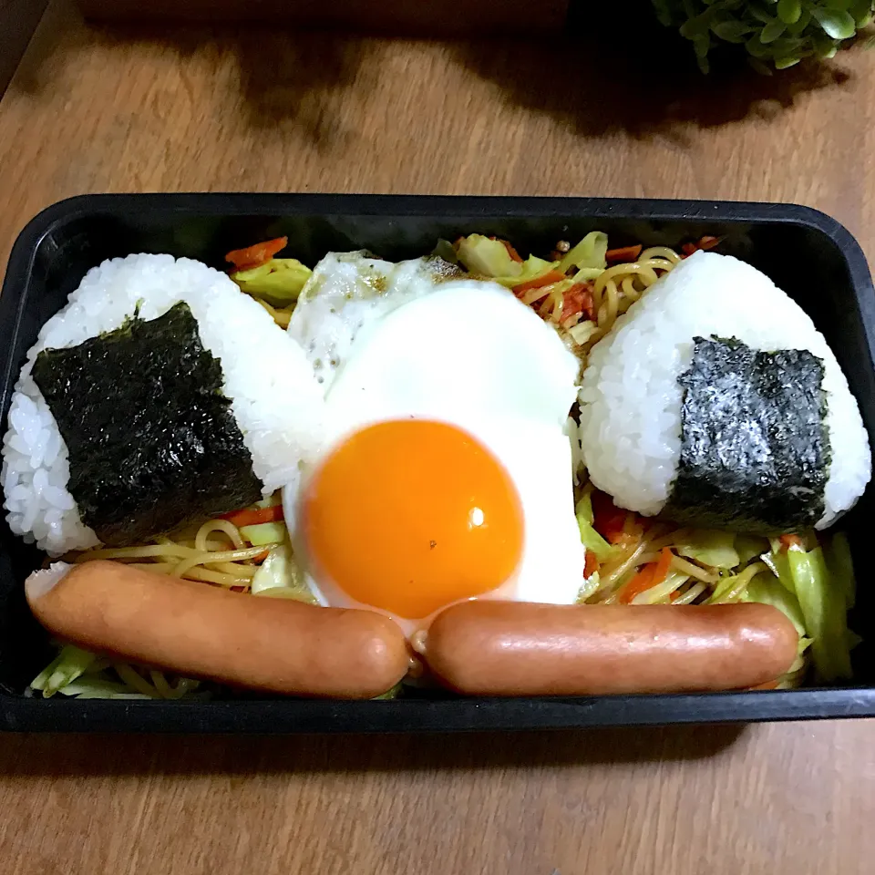 手抜きすぎる今日の旦那弁当♪お顔に見えるかな？|あやちゃんママさん