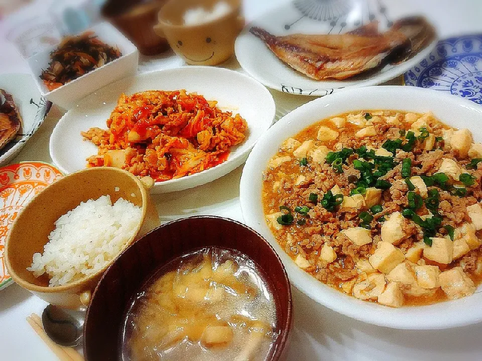 Snapdishの料理写真:夕食(^ー^)
麻婆豆腐
豚キムチ
焼き魚(アジ)
ひじき煮
お味噌汁(大根、油揚げ)|プリン☆さん