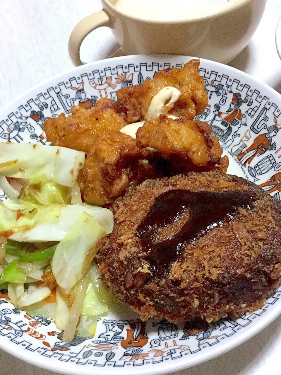 Snapdishの料理写真:唐揚げ、メンチカツ、野菜炒め|Ayaさん