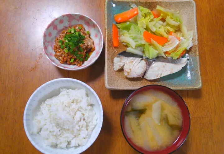 １２月１５日　鰆とキャベツの蒸し煮　納豆　大根とわかめのお味噌汁|いもこ。さん