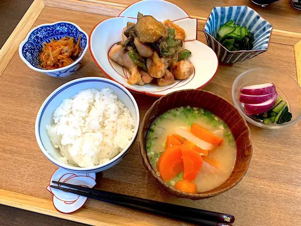 根菜のお味噌汁　切り干し大根　もも肉とナスピーマンの味噌炒め　きゅうりとワカメの酢の物　お漬物|NAKATAさん