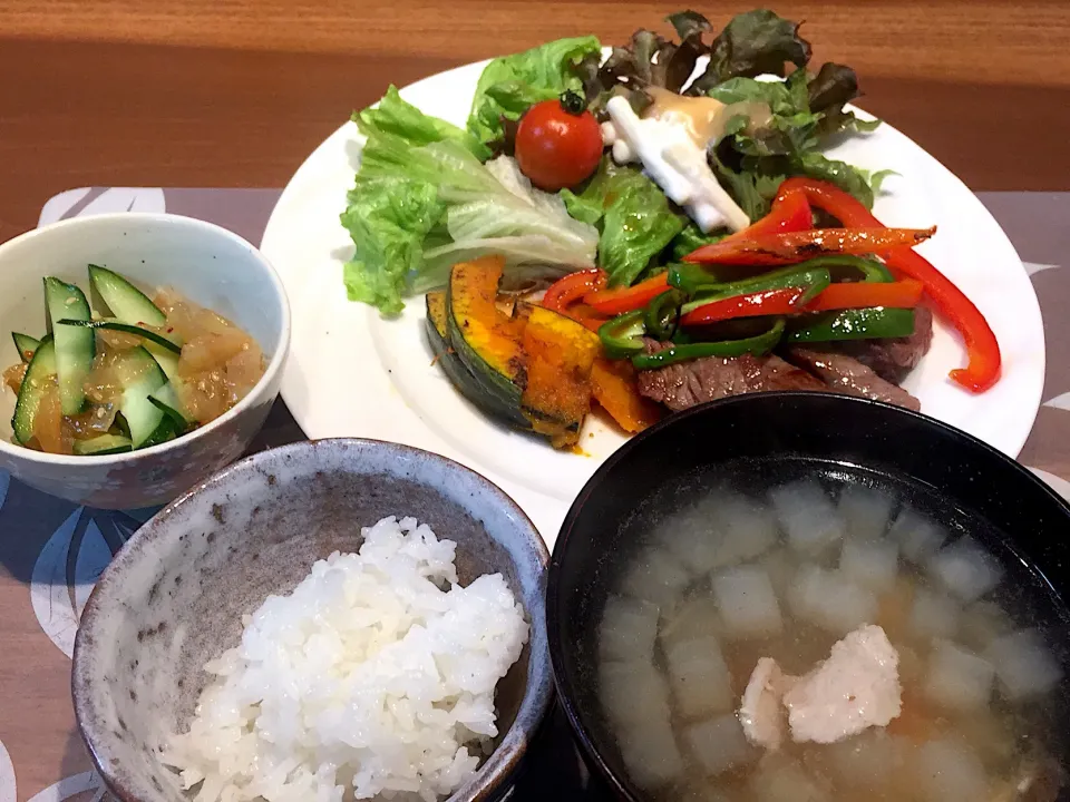 Snapdishの料理写真:晩御飯
牛肉とピーマンとパプリカの炒め物、サニーレタス、マカロニサラダ、かぼちゃのバター焼き、プチトマト、白米、豚汁、みかん|かよちゃんさん