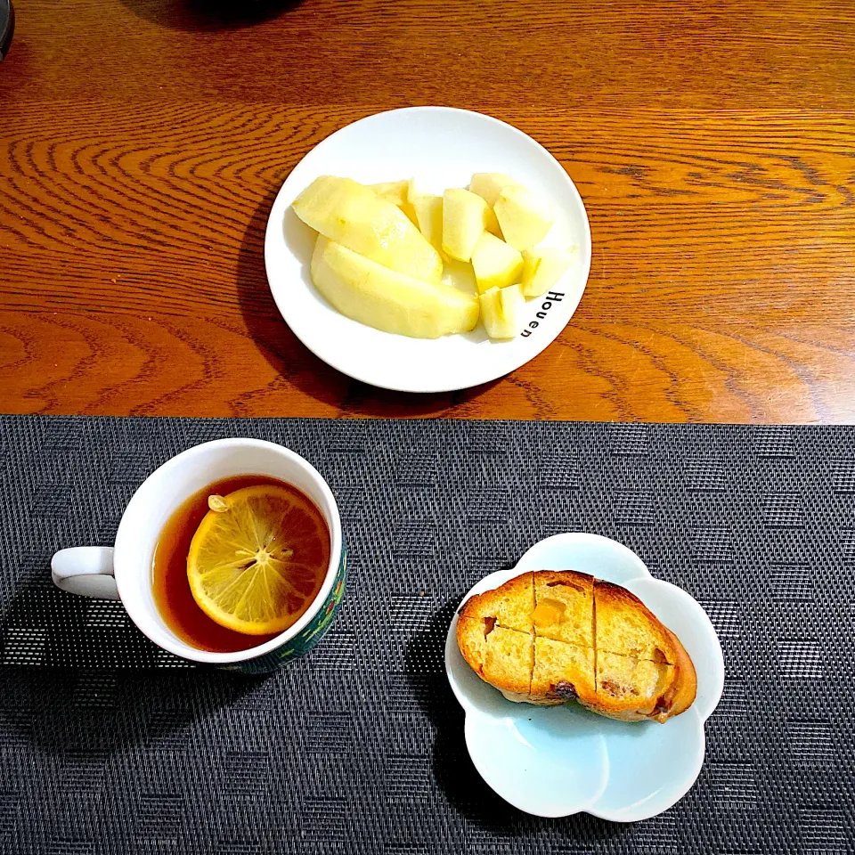 Snapdishの料理写真:葡萄パン、ら，ふらんす、レモンティー|yakinasuさん