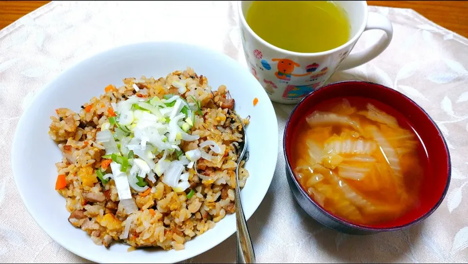 遅い夕食ですが…
手作りチャーシューを使ってチャーハンと白菜の味噌汁|卯月さん