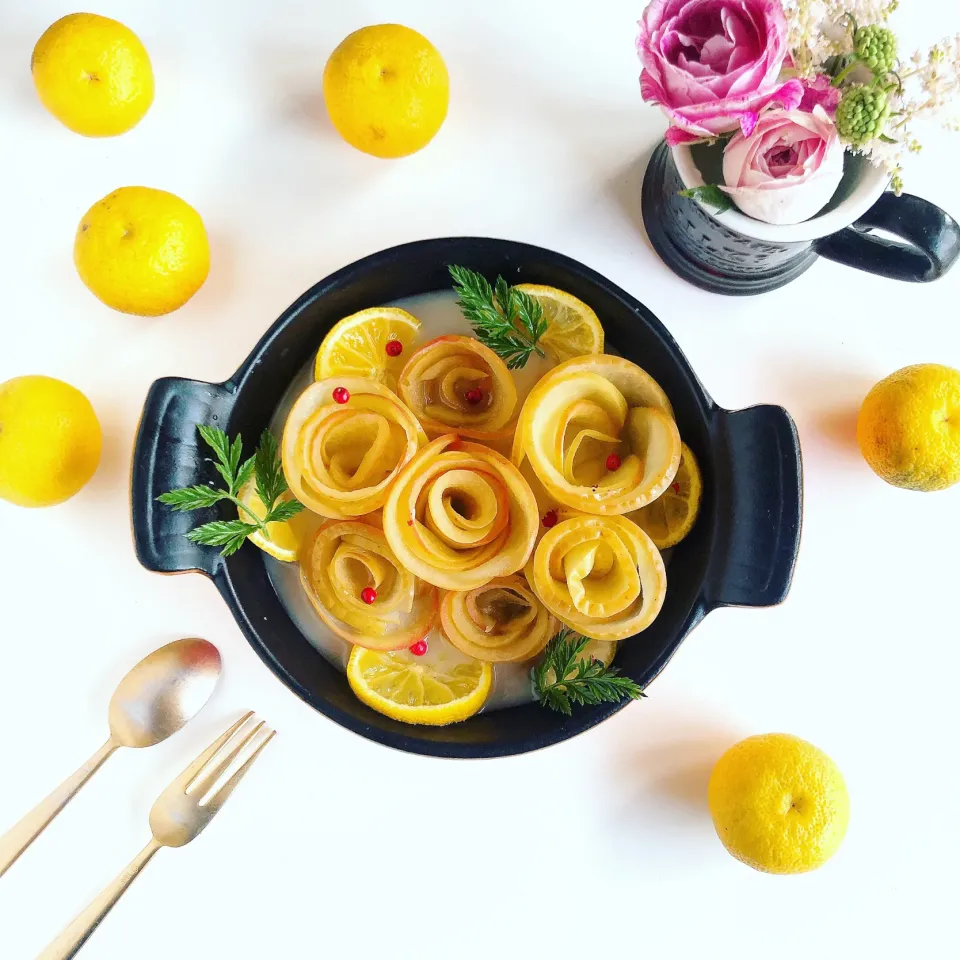 Snapdishの料理写真:りんごと柚子の甘酒ブーケ鍋🌹💐🍎🍋|sakiさん