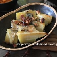 OMさんの料理 Gorgonzola on steamed sweet potato/蒸したサツマイモにゴルゴンゾーラ