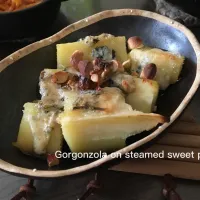 Snapdishの料理写真:OMさんの料理 Gorgonzola on steamed sweet potato/蒸したサツマイモにゴルゴンゾーラ