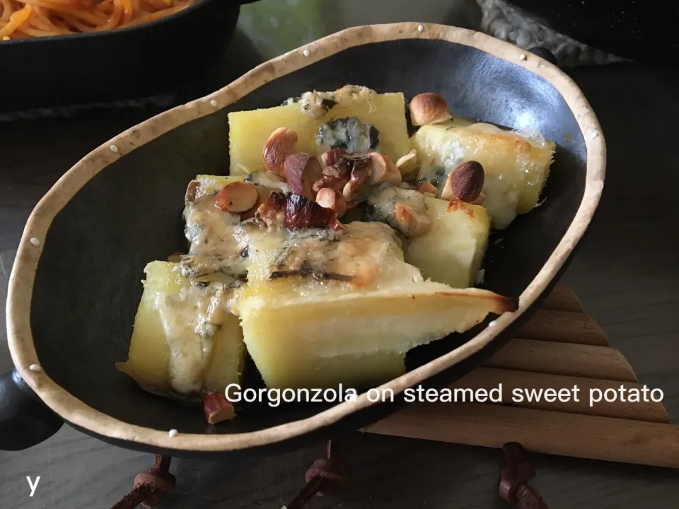 OMさんの料理 Gorgonzola on steamed sweet potato/蒸したサツマイモにゴルゴンゾーラ|yucca@さん