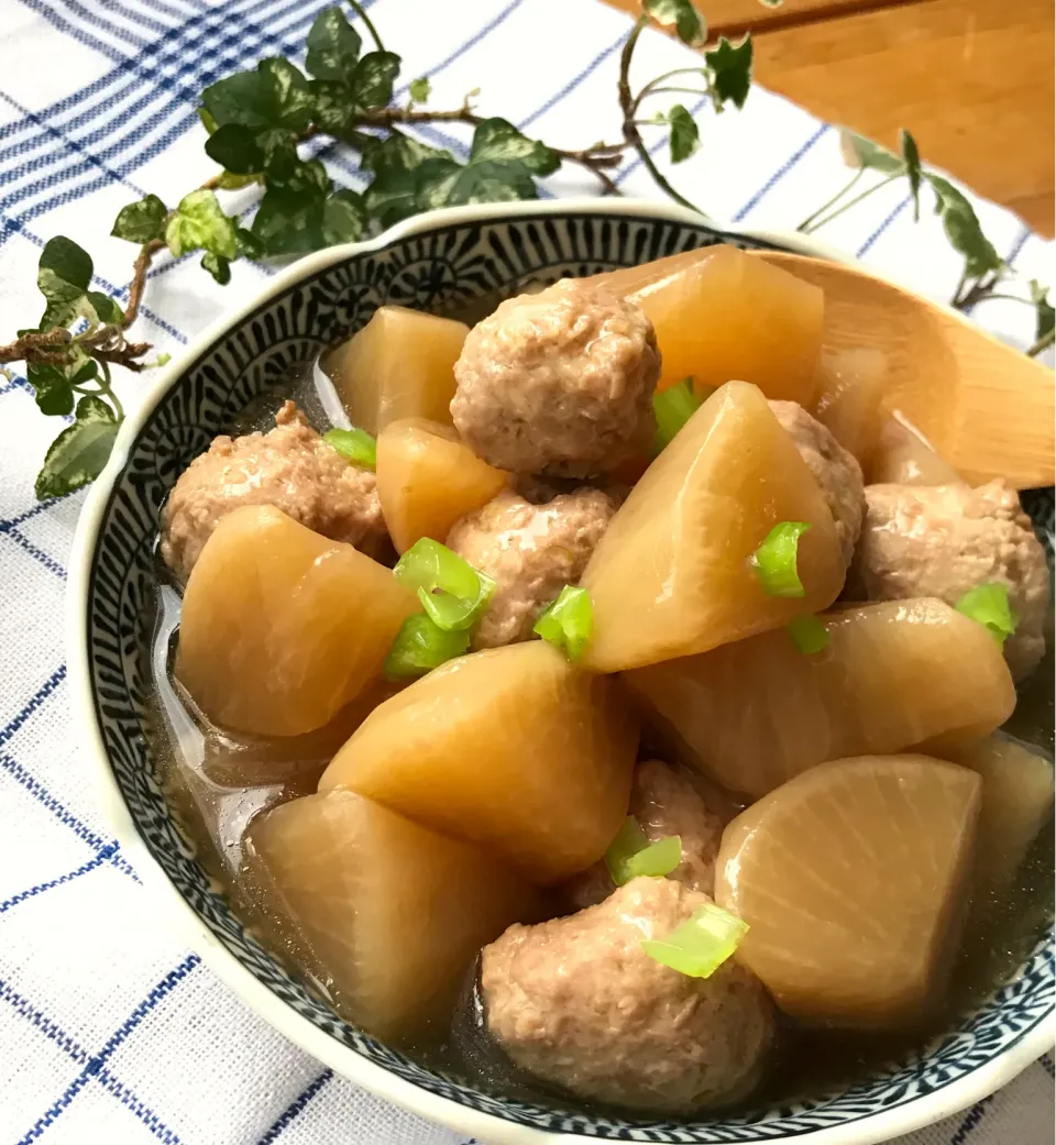 Snapdishの料理写真:❄️芯から暖まろ😊　トロトロ大根と鶏肉団子の　柔らか煮❄️|Hollyさん