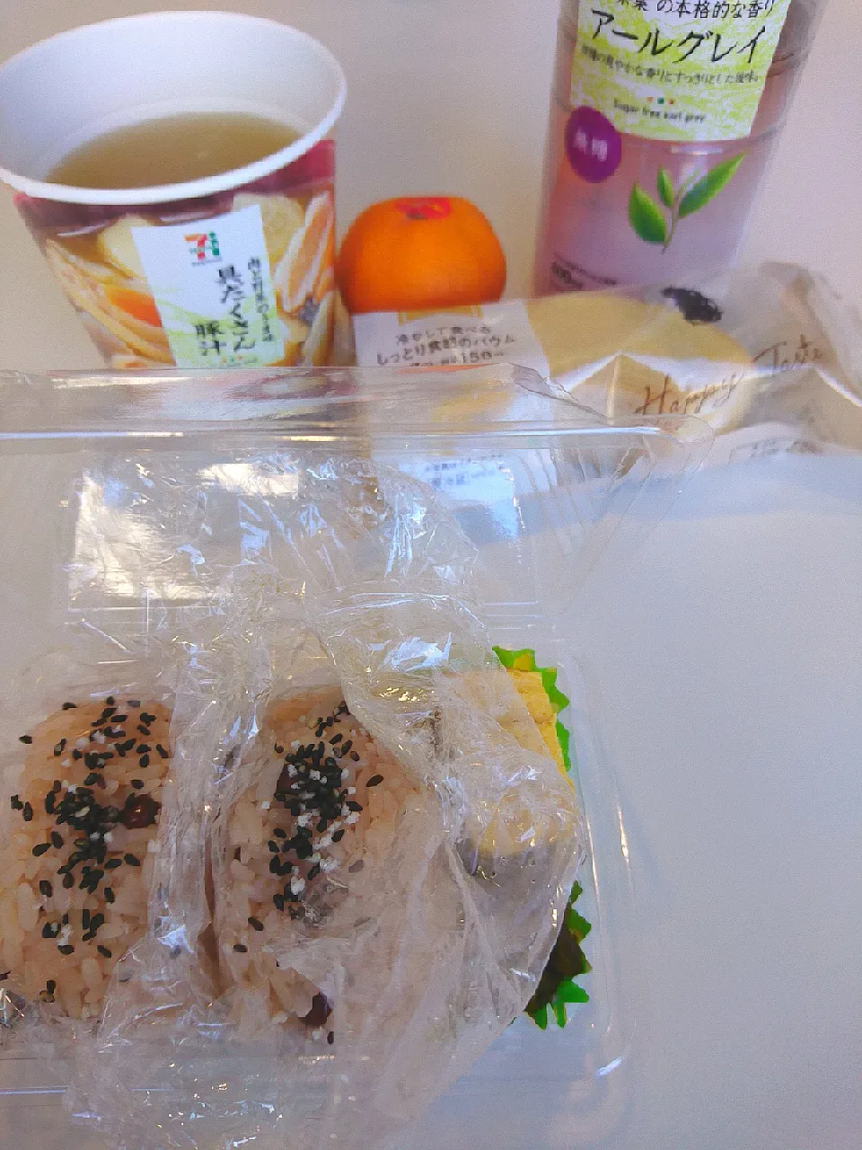 ★今日のお弁当★
☆赤飯おにぎり(大女将作🤣)
☆玉子焼き
☆具沢山の豚汁(セブンイレブン)
☆しっとり食感のバウム(ファミマ)
☆みかん|☆Chieco☆さん