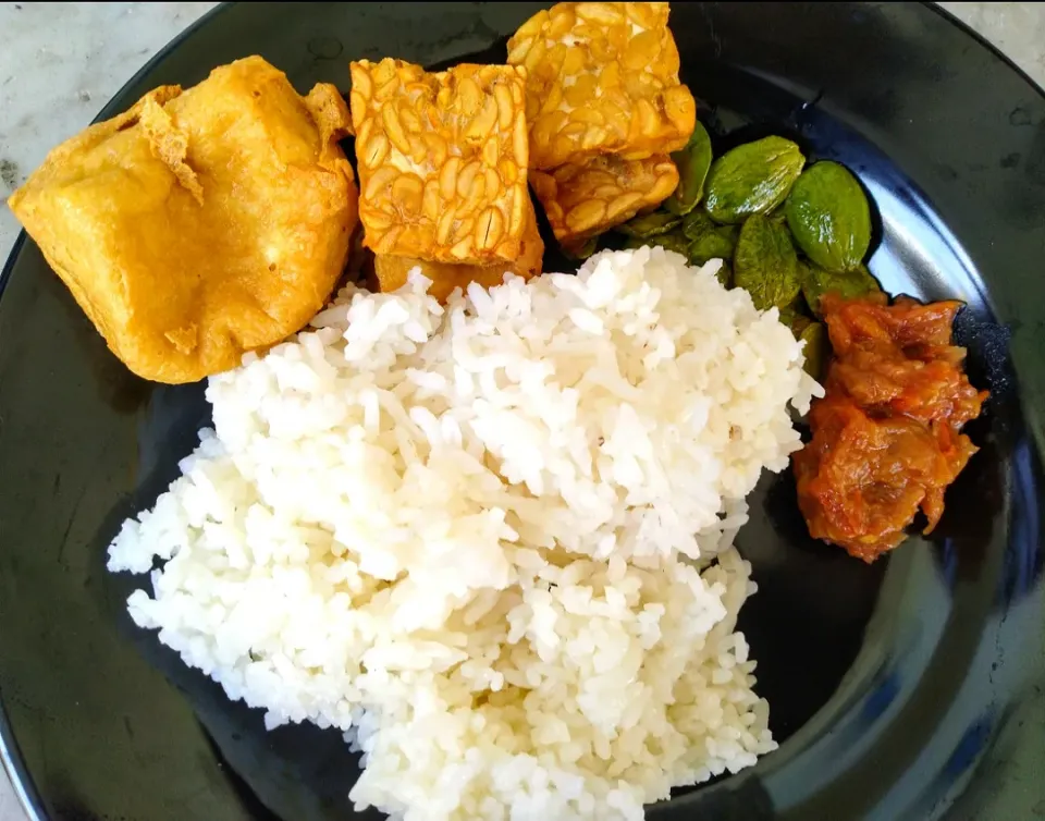 Snapdishの料理写真:Tahu Tempe Pete dan Sambel Tomat|Debie Vieさん