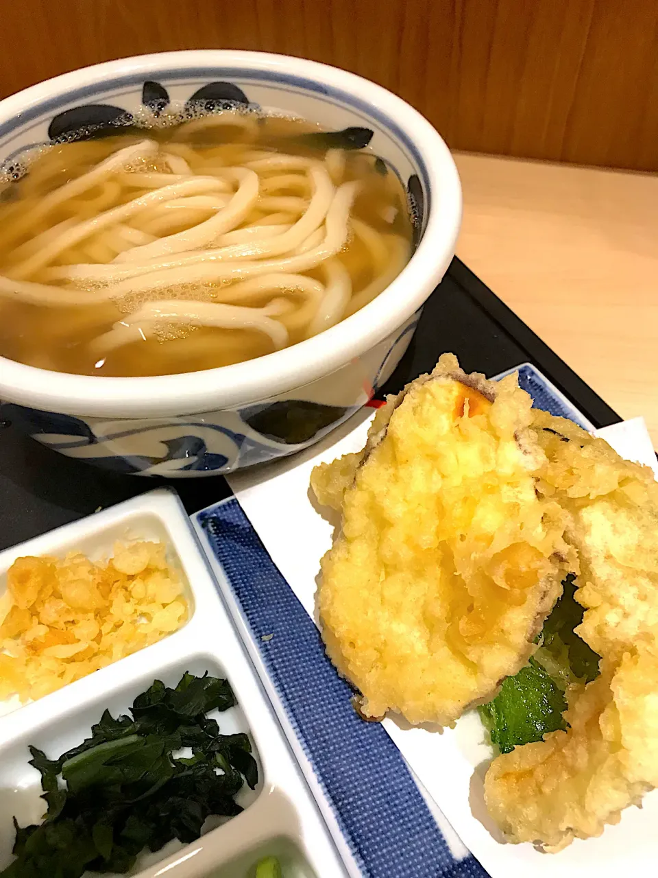 香川県に本店がある讃岐うどんの名店が東京進出。かけうどん天ぷらセット！|Tomyさん