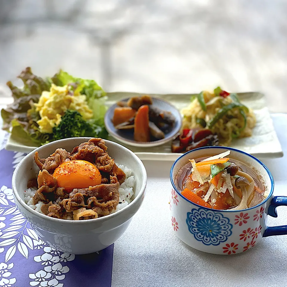 Snapdishの料理写真:昼ごはん　花椒風味甘辛豚丼定食|砂雪さん