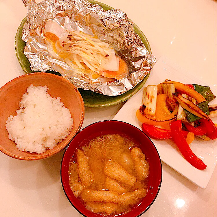 Snapdishの料理写真:ご飯、鮭のホイル焼き、野菜のグリル焼き、油揚げの味噌汁|nikotan.syさん