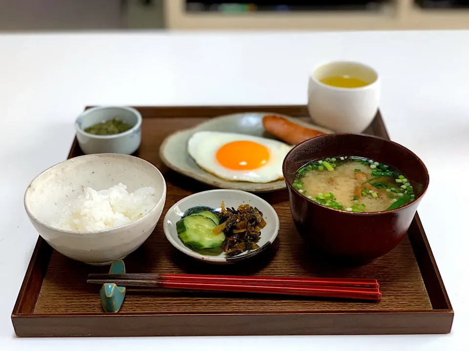 朝ごはん。
目玉焼き、なめこと豆腐のお味噌汁など。|yukiさん