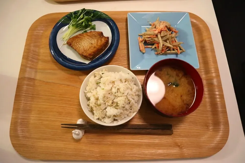 今日の夕食 煮魚(もうかさめ)、ごぼうサラダ、麦ご飯、じゃがいもとわかめの味噌汁|pinknari🐰🌈さん