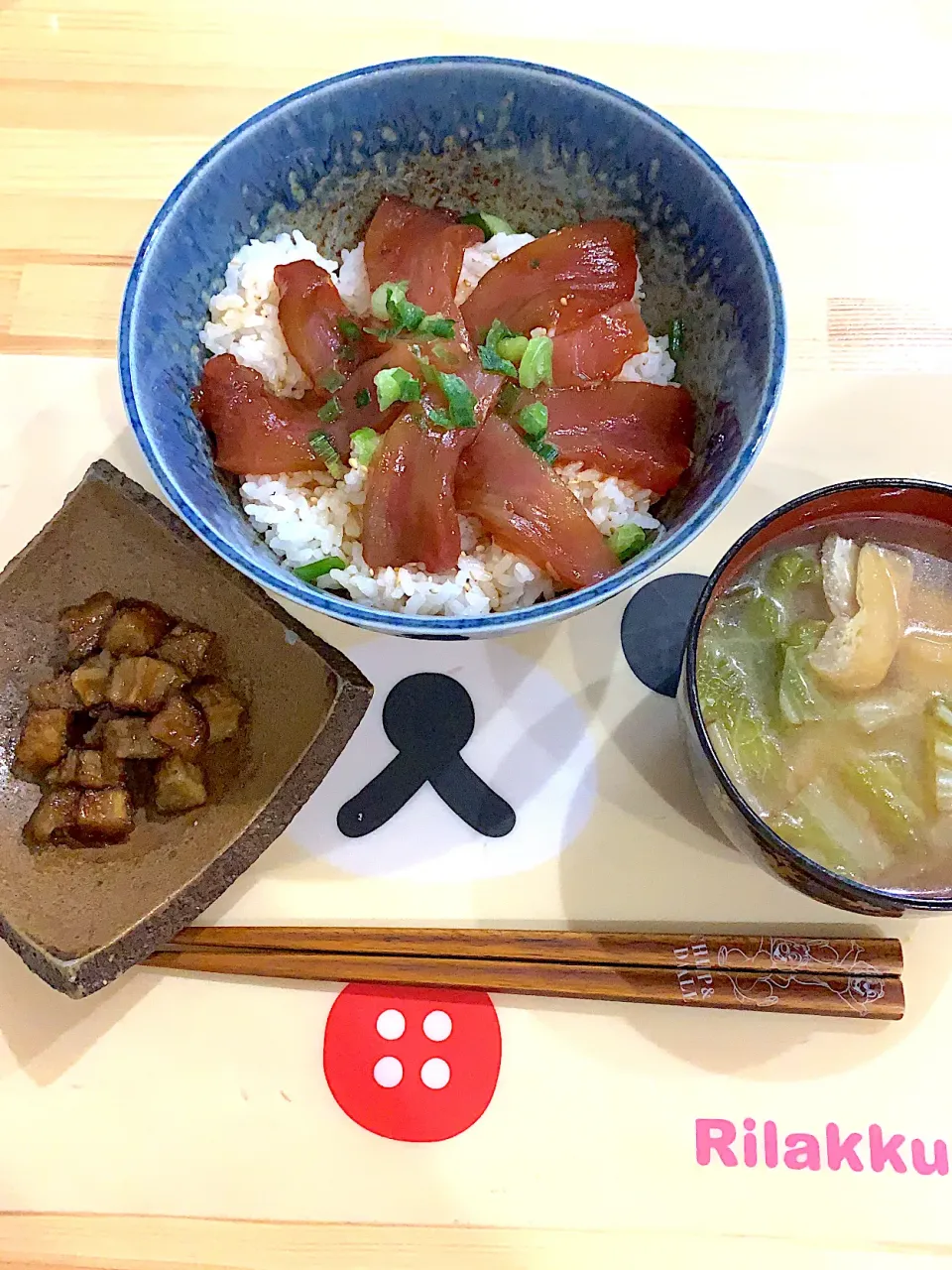 Snapdishの料理写真:・マグロの漬け丼　・ごぼうの甘唐揚げ　・白菜と油揚げのお味噌汁|ぺろたんさん