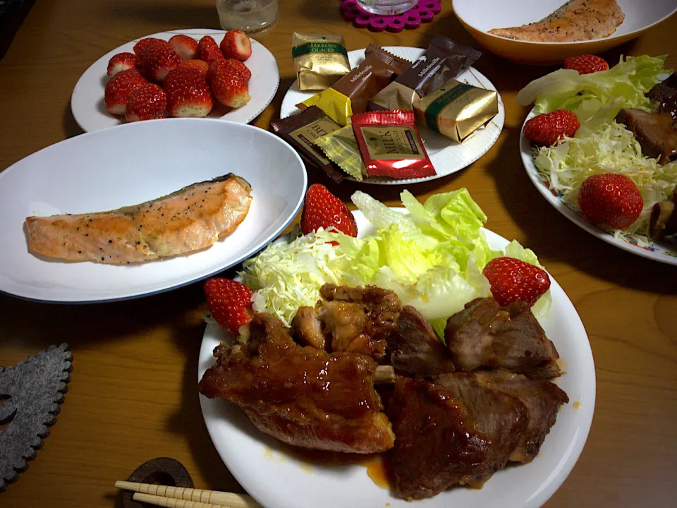 今日の男飯絆は
クリスマスモードの前夜祭
スペアリブと豚肩ロースの叉焼もどき
鮭の塩焼きと苺盛り合わせとチョコ盛り合わせ(≧∇≦)|ひーちゃんさん