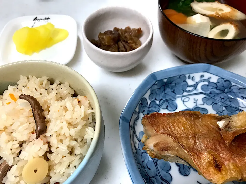 Snapdishの料理写真:#タコ飯#赤魚塩焼#牛肉煮込み#残り野菜のお吸い物|やすあけさん