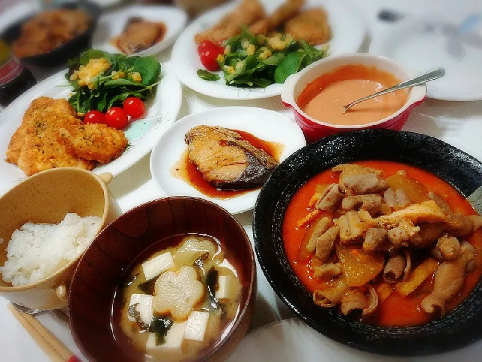 夕食(^ー^)
鶏むねのチーズカレーピカタ&サラダ
ブリ照り焼き
ピリ辛もつ煮
お味噌汁(豆腐、ワカメ、お麸)|プリン☆さん