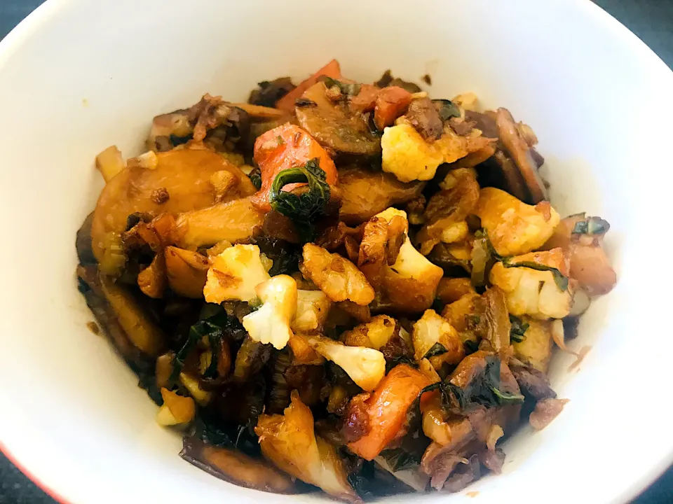 Garlic, onion, carrot, cauliflower, Thai chili, pepper, salt, mushroom, cannabis oil, honey, soya sauce & bok choy|Sergio Lacuevaさん