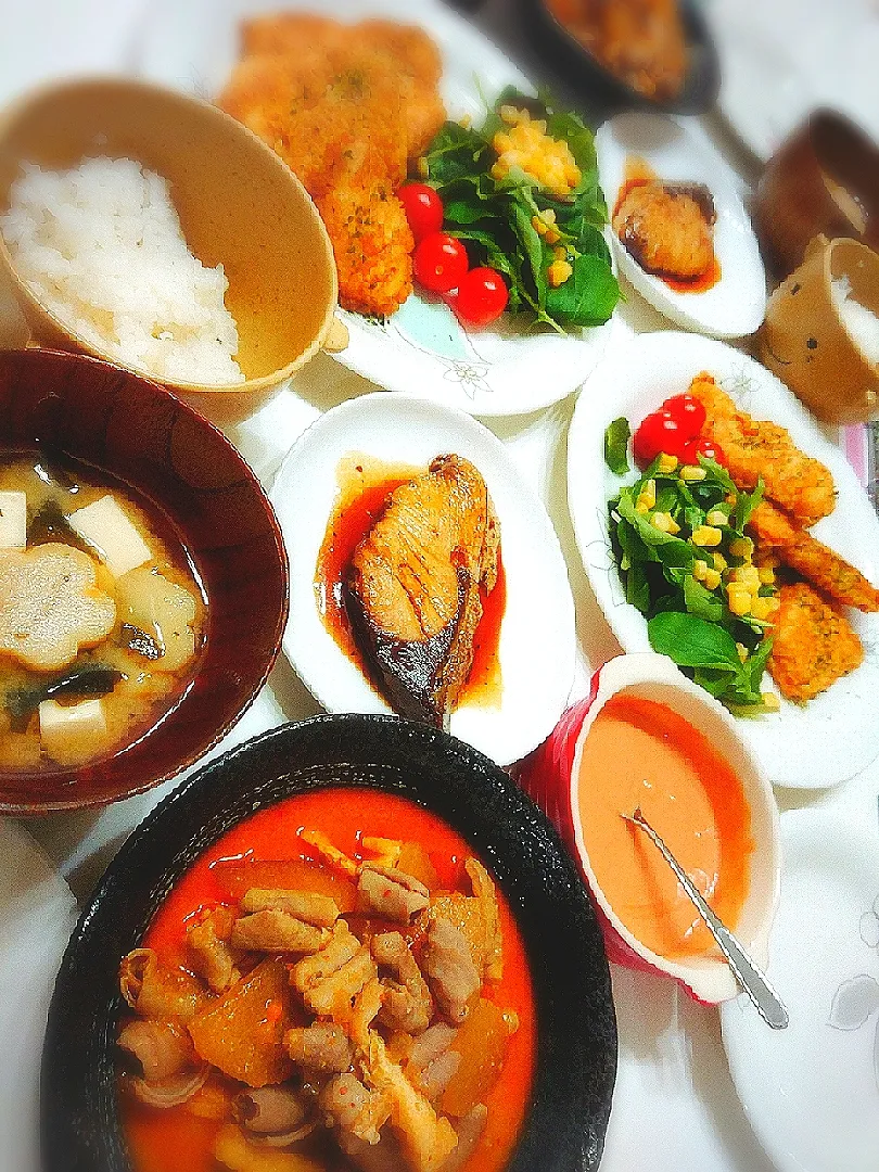 夕食(^ー^)
鶏むねのチーズカレーピカタ&サラダ
ブリ照り焼き
ピリ辛もつ煮
お味噌汁(豆腐、ワカメ、お麸)|プリン☆さん