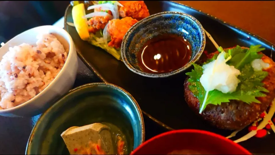 Snapdishの料理写真:豆腐ハンバーグ&豆乳唐揚げランチ@茂蔵🍚|メイメイda.さん