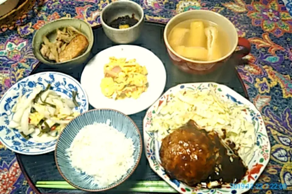 よねばーばの朝ごはん
ハンバーグキャベツ添え
あげの味噌汁
もずく酢
パンプキンサラダ
白菜の浅漬け
牛蒡のきんぴら|yoneばーばさん