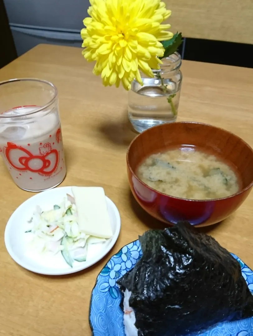 お花と朝ごはん🍙|しまだ ちえこさん