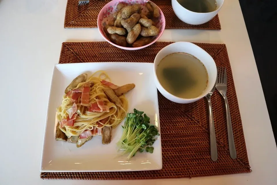 今日の夕食 ごぼうとベーコンのパスタ、わかめスープ、茹で落花生|pinknari🐰🌈さん