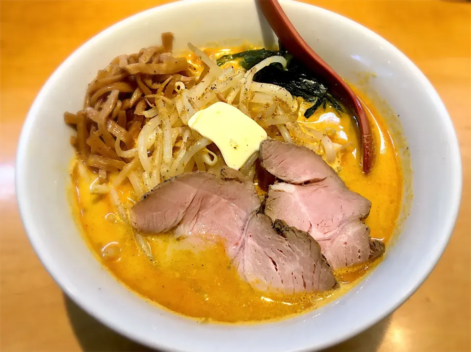 味噌カレー牛乳らーめん 〜 カレーは控えめで味噌ラーメンのカレー風味的な味わい。体が温まりこの季節には持ってこいの味わいで美味しかったです٩(^‿^)۶|リフルシャッフルさん