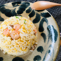 今日のお家で家族ランチは                           海老炒飯🦐✨