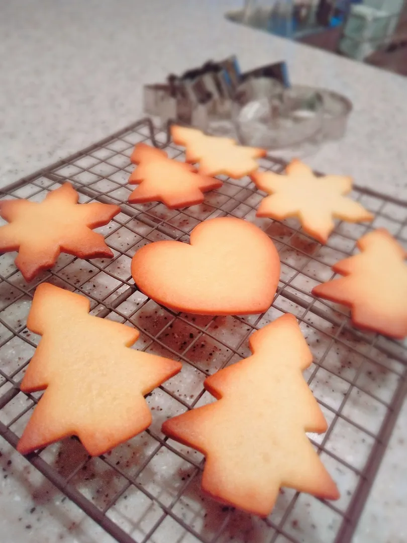 やっと納得✨
表面つるすべ型抜きクッキー🍪
粉量を増やして5mm→3mmへ厚み変更🙆‍♀️❤️
織友さんアドバイスで丁寧に撹拌したら焼成後の表面凹凸もなめらかでエッジもキレイ❤️❤️|おーやんさん