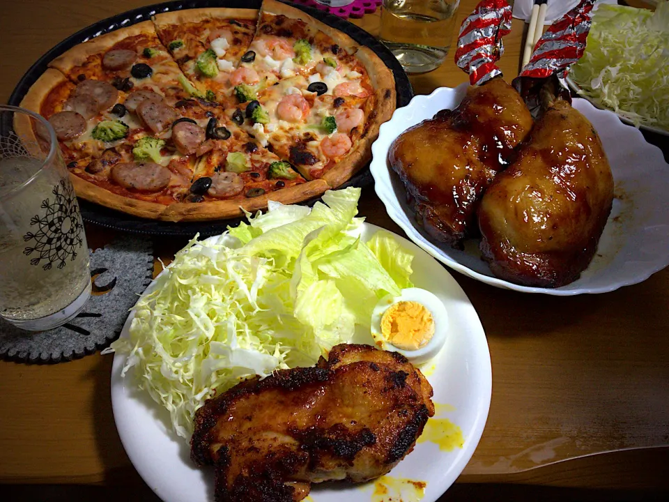 今日の男飯絆は、
タンドリーチキンのみあとは買って来たよ！
な2人クリスマスパーティ🎉🎉🎉
ローストチキン&pizza
&クリスマスケーキ&シャンメリー|ω･)و ̑̑༉|ひーちゃんさん