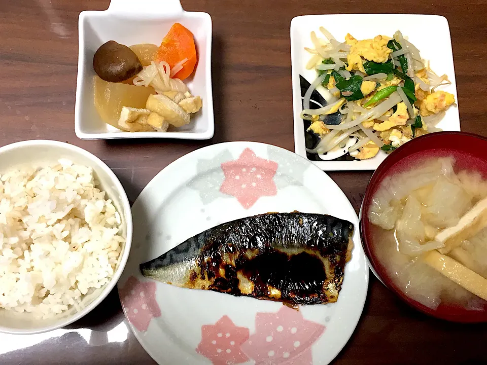 Snapdishの料理写真:鯖みりん漬け焼 白菜と揚げの味噌汁 ニラもやし炒め 煮物|おさむん17さん